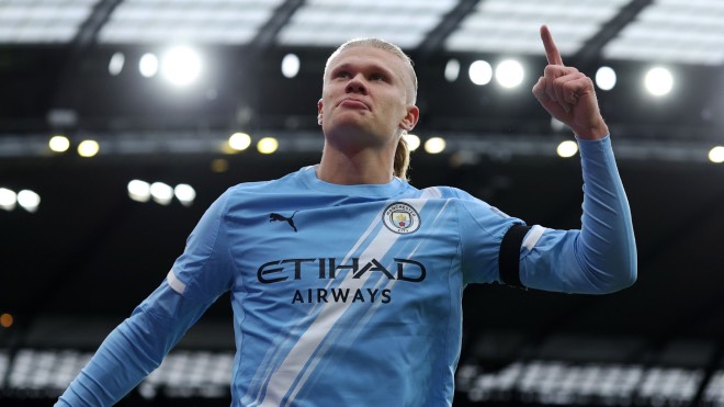 Erling Haaland ăn mừng bàn thắng cho Man City