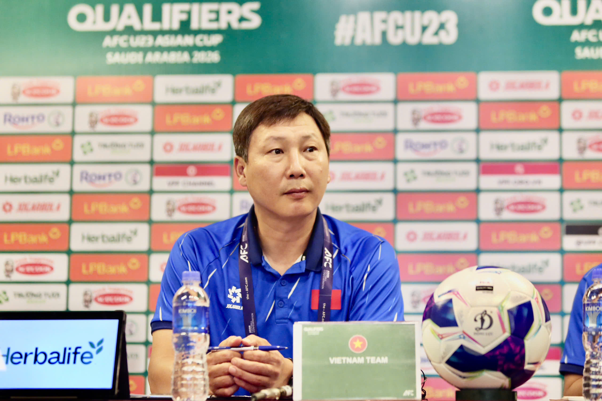 HLV Kim Sang Sik ở buổi họp báo