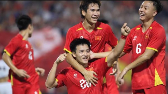 Thanh Nhàn ăn mừng cùng đồng đội.