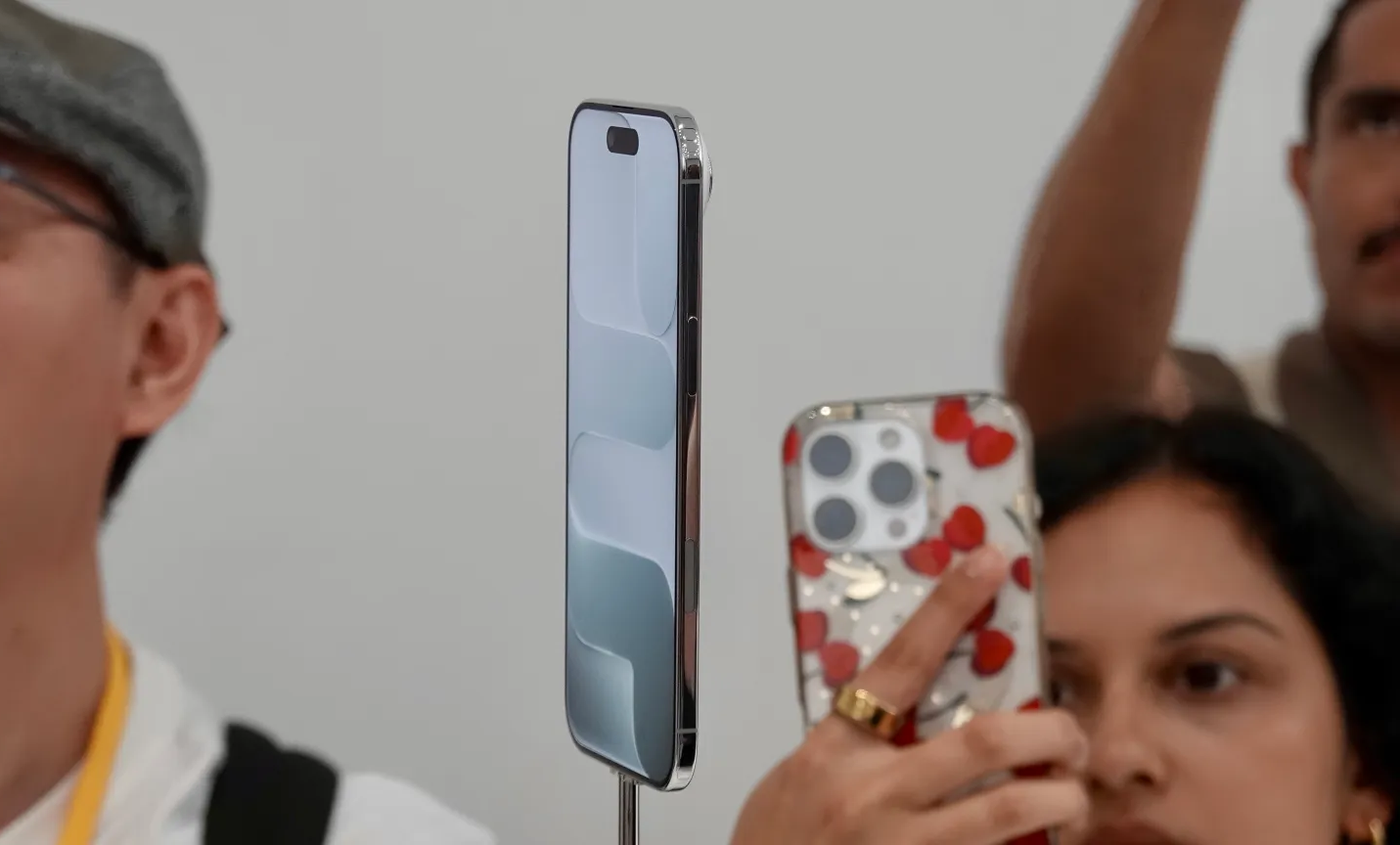 iPhone Air mỏng nhẹ nhưng thiết kế gây tranh cãi