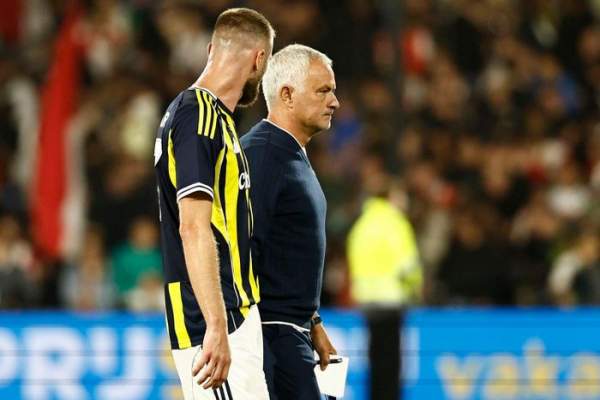 Jose Mourinho tập trung chỉ đạo trận đấu