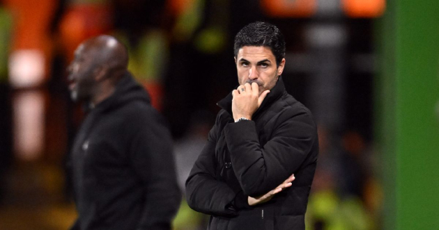 HLV Mikel Arteta quyết định rút Saka ra khỏi sân Bukayo Saka tập tễnh rời sân trong trận đấu với Port Vale