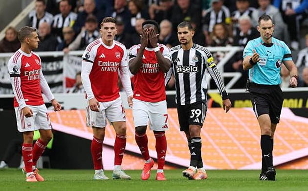 Bukayo Saka thất vọng với trọng tài và VAR dù Arsenal giành chiến thắng. Bukayo Saka thất vọng với trọng tài và VAR dù Arsenal giành chiến thắng.