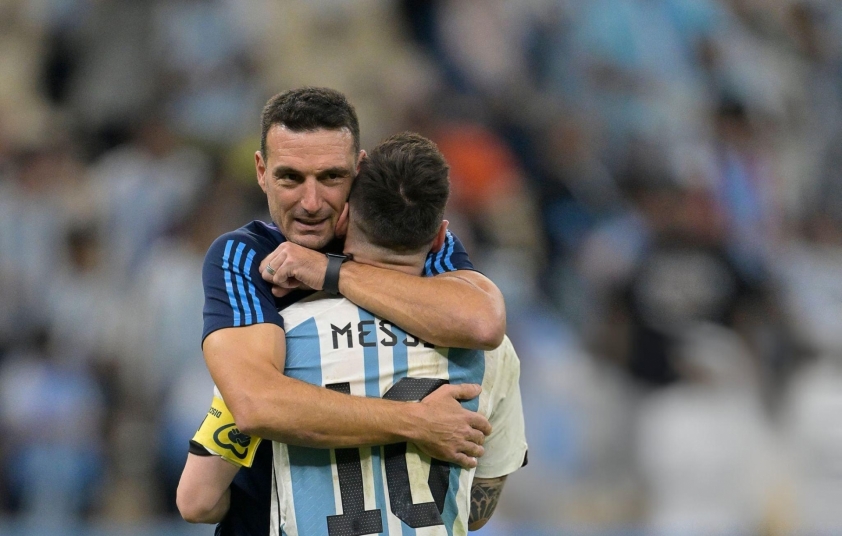 HLV Scaloni và Messi