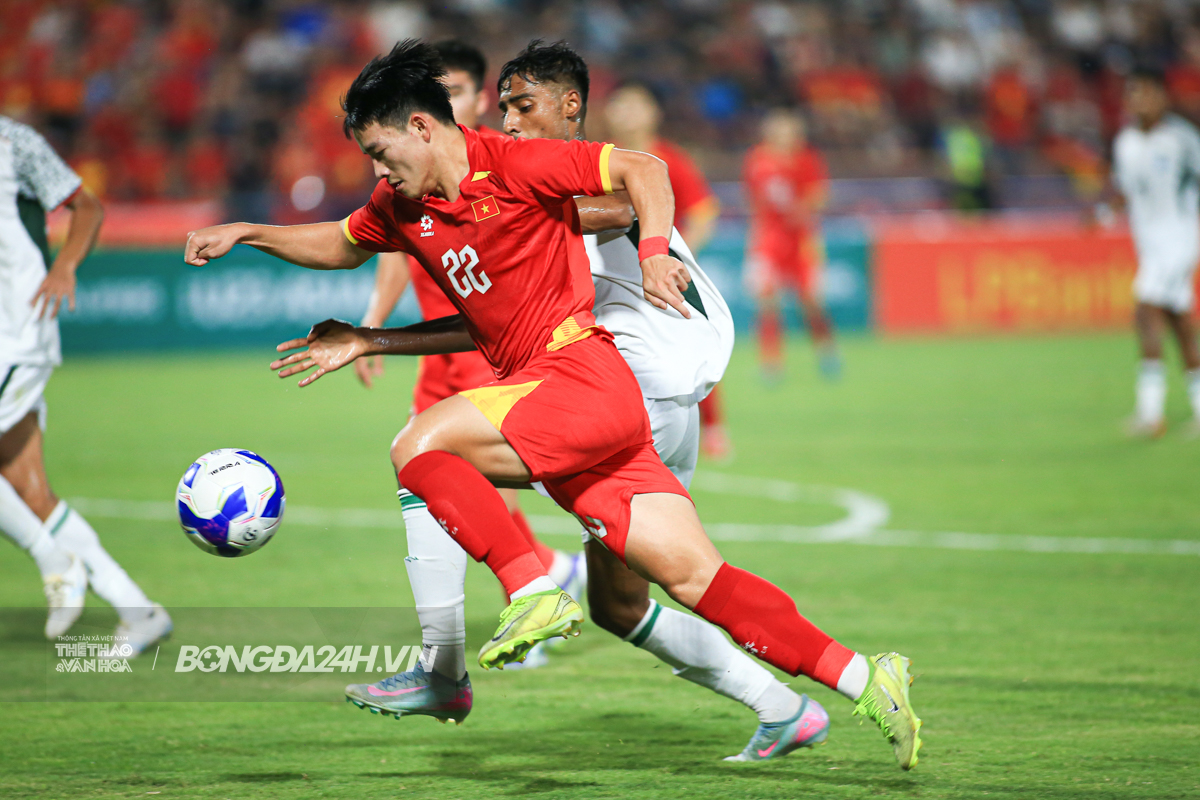 Thanh Nhàn thi đấu năng nổ