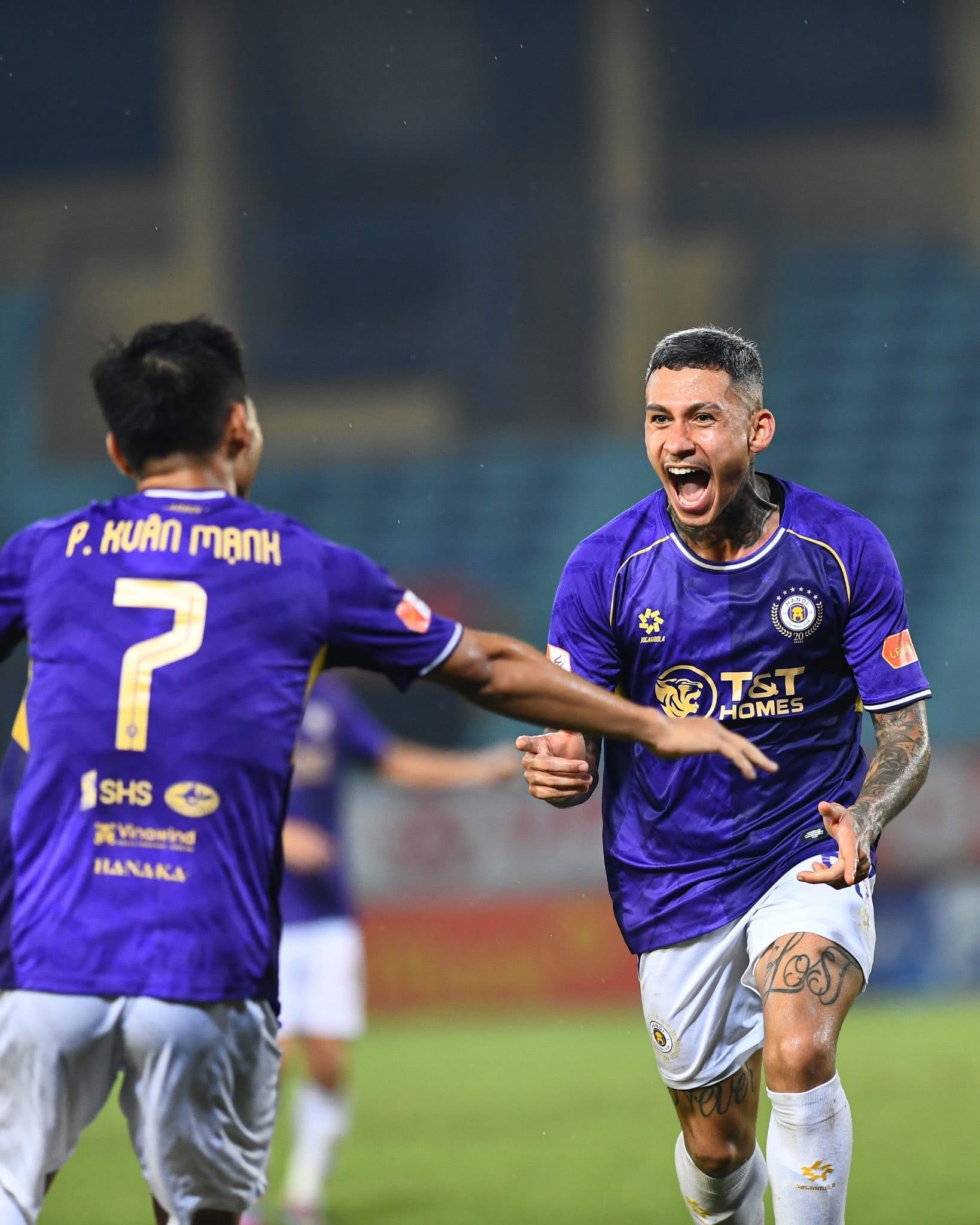 Pha kiến tạo của Xuân Mạnh giúp Hà Nội FC ghi bàn Xuân Mạnh chuyền bóng cho Luiz Fernando