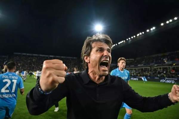 Conte cùng Napoli hướng tới chức vô địch Serie A HLV Conte và đội bóng Napoli