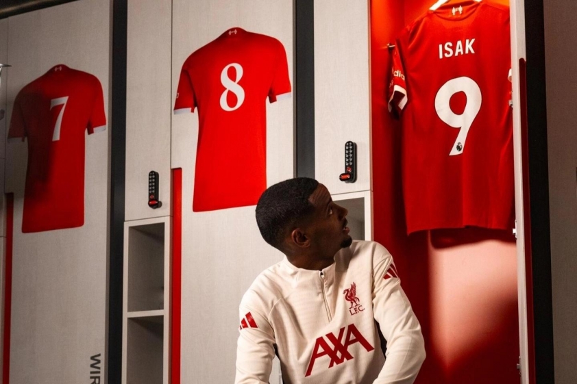 Isak khoác áo số 9 Liverpool