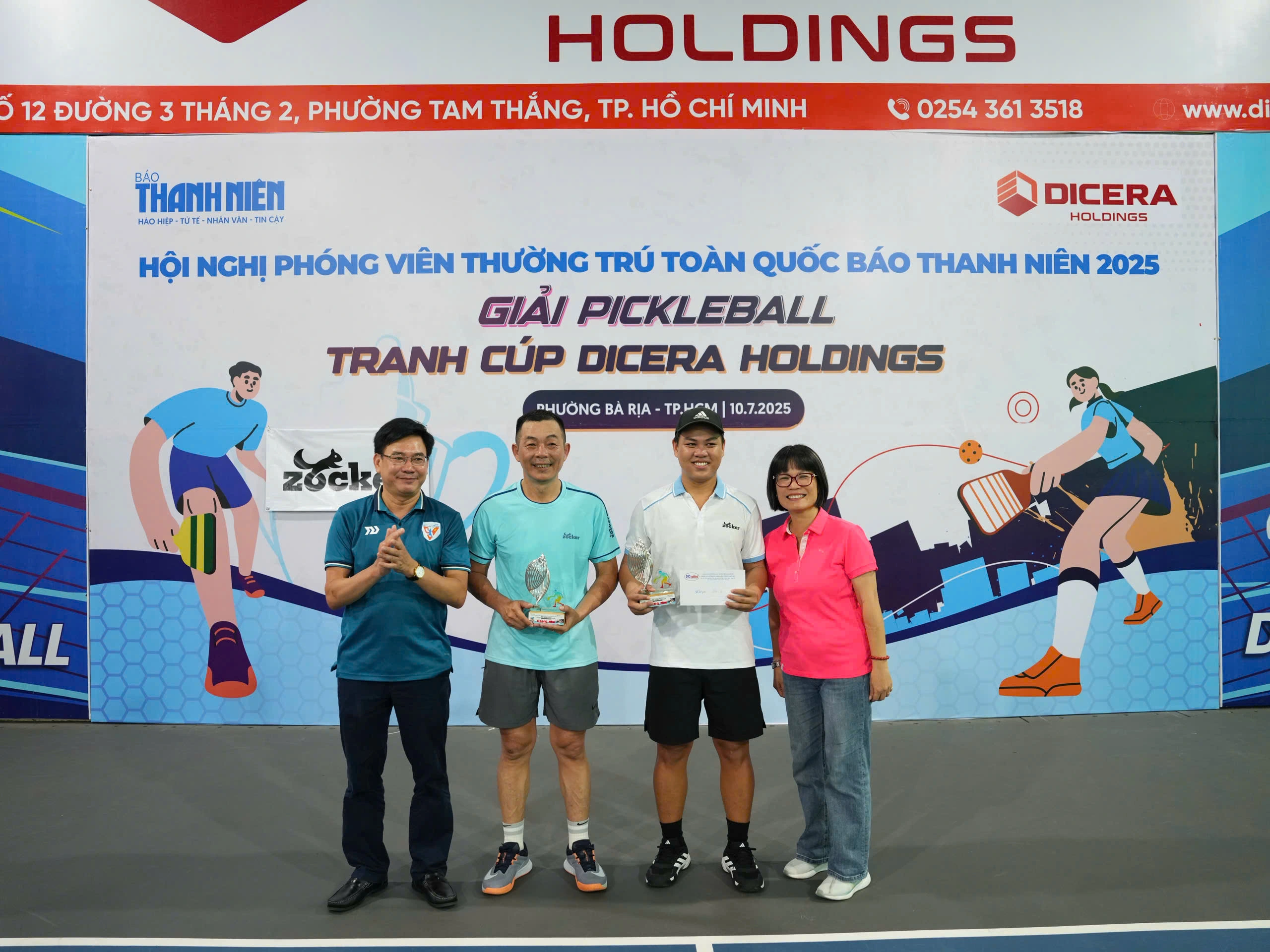 Trao cúp cho đội á quân