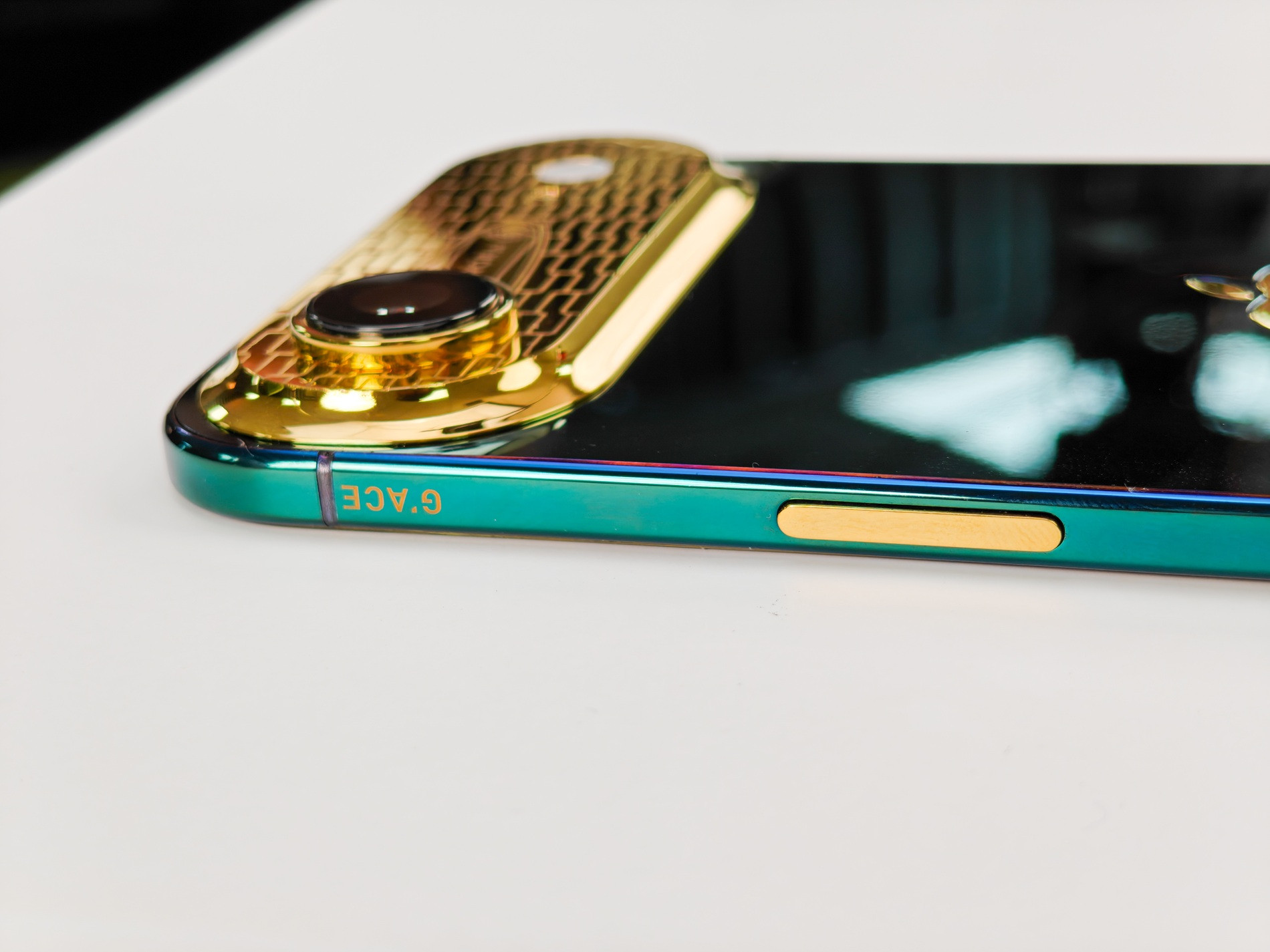 Nhà chế tác G'Ace International giới thiệu phiên bản giới hạn iPhone Air Aurora Emerald