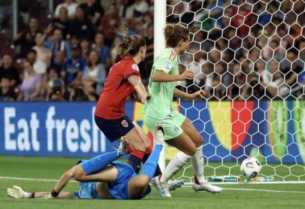 Cristiana Girelli mở tỉ số trận Ý vs Na Uy