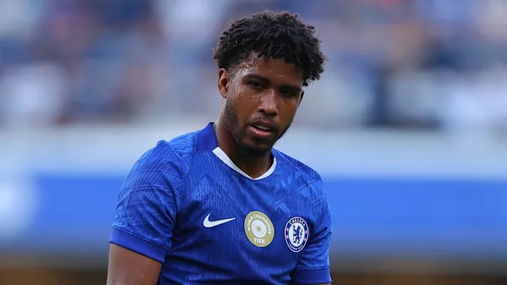 Andrey Santos trong trận đấu với Man United