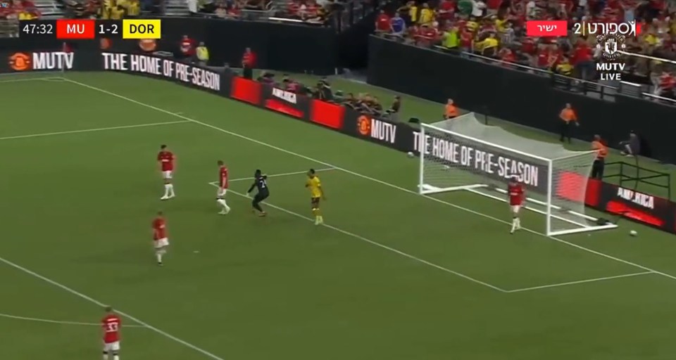 Onana hét vào mặt Maguire