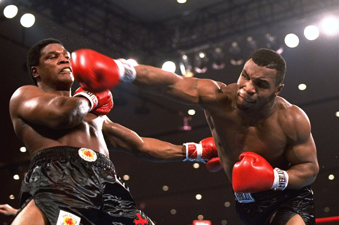 Mike Tyson cũng nổi tiếng về cú đấm thép
