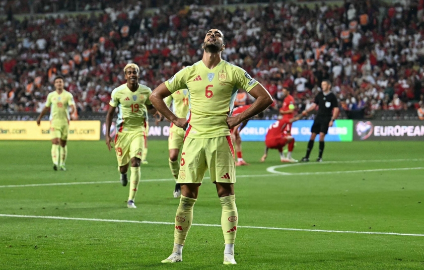 Mikel Merino ăn mừng bàn thắng