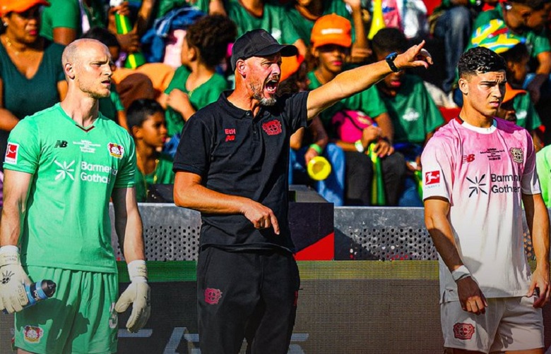 Ten Hag bất lực nhìn đội nhà bị hành hạ