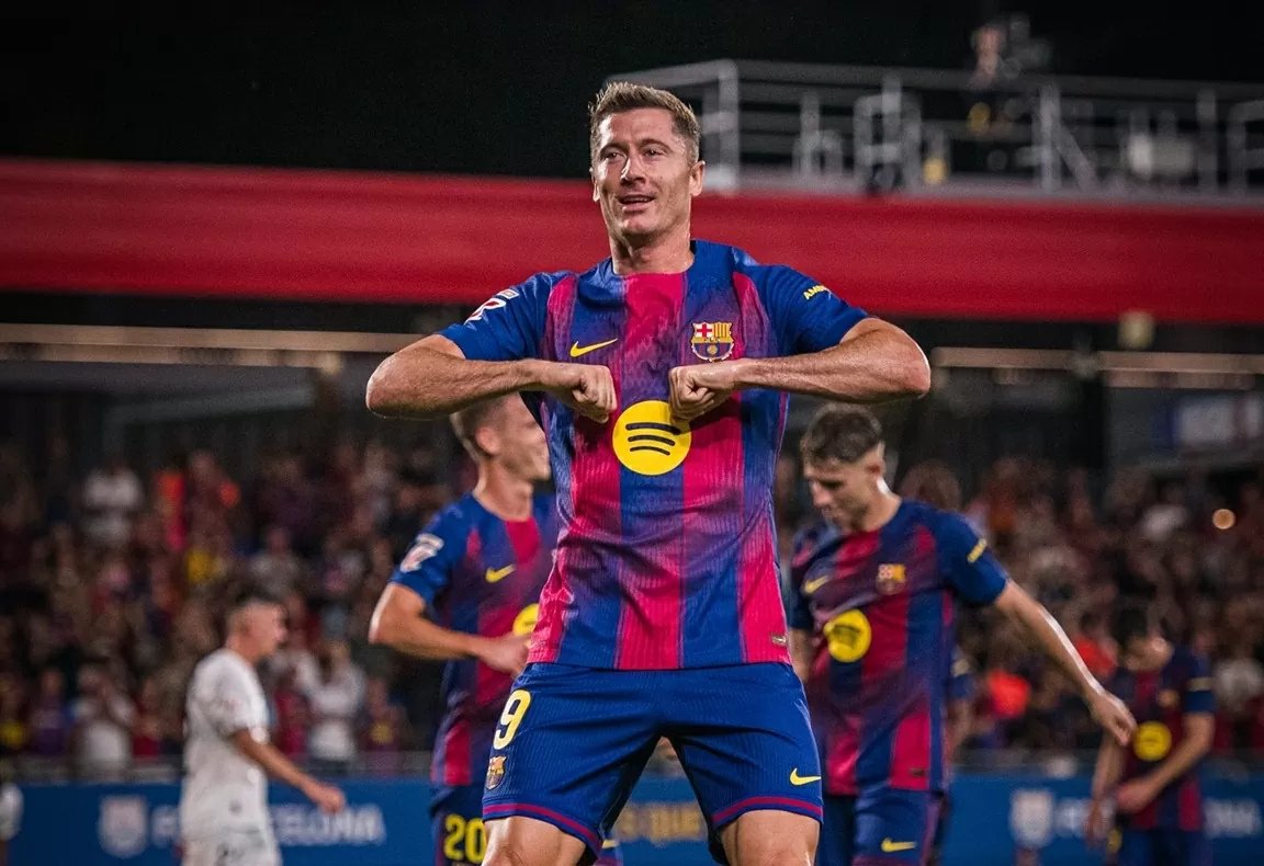 HLV Flick sẽ chọn Torres hay Lewandowski đá chính?