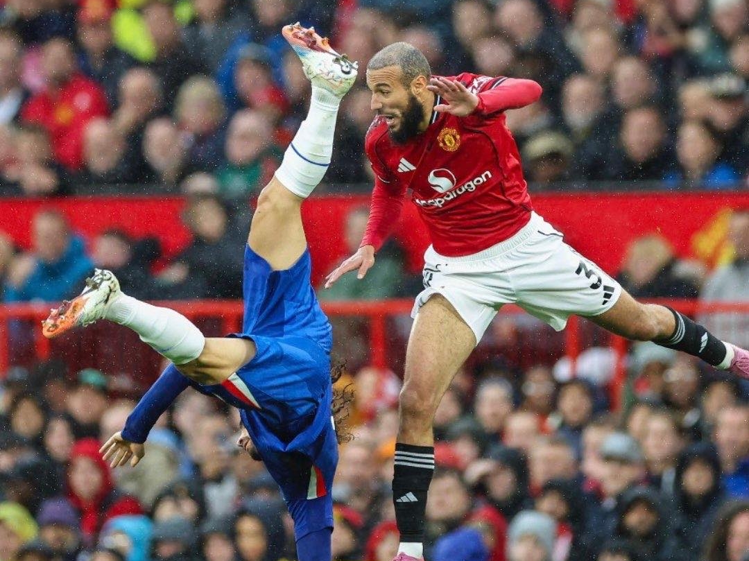 Noussair Mazraoui 01 Noussair Mazraoui tỏa sáng trong trận đấu với Chelsea