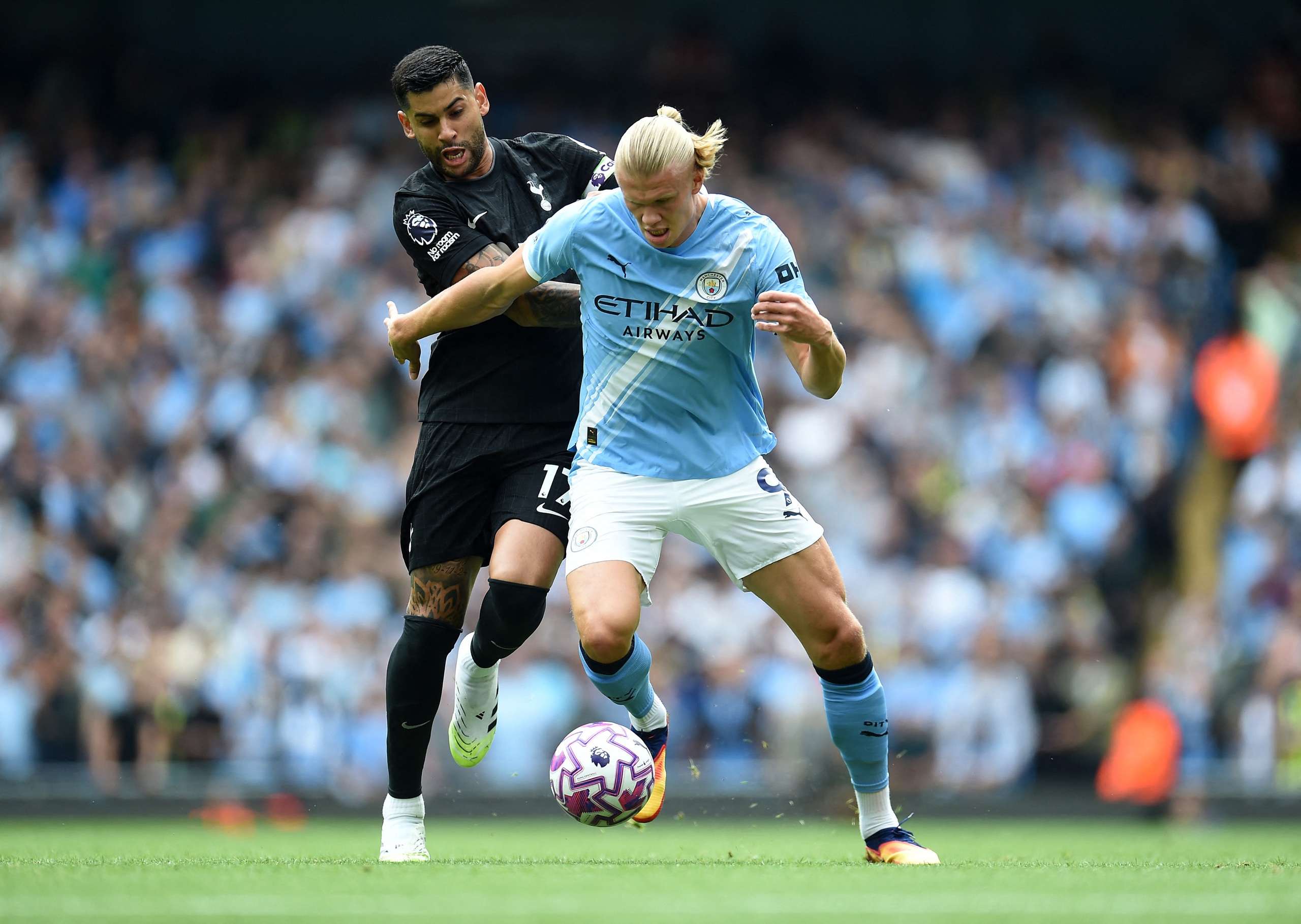 Cristian Romero ngăn chặn Haaland trong trận Tottenham thắng Man City