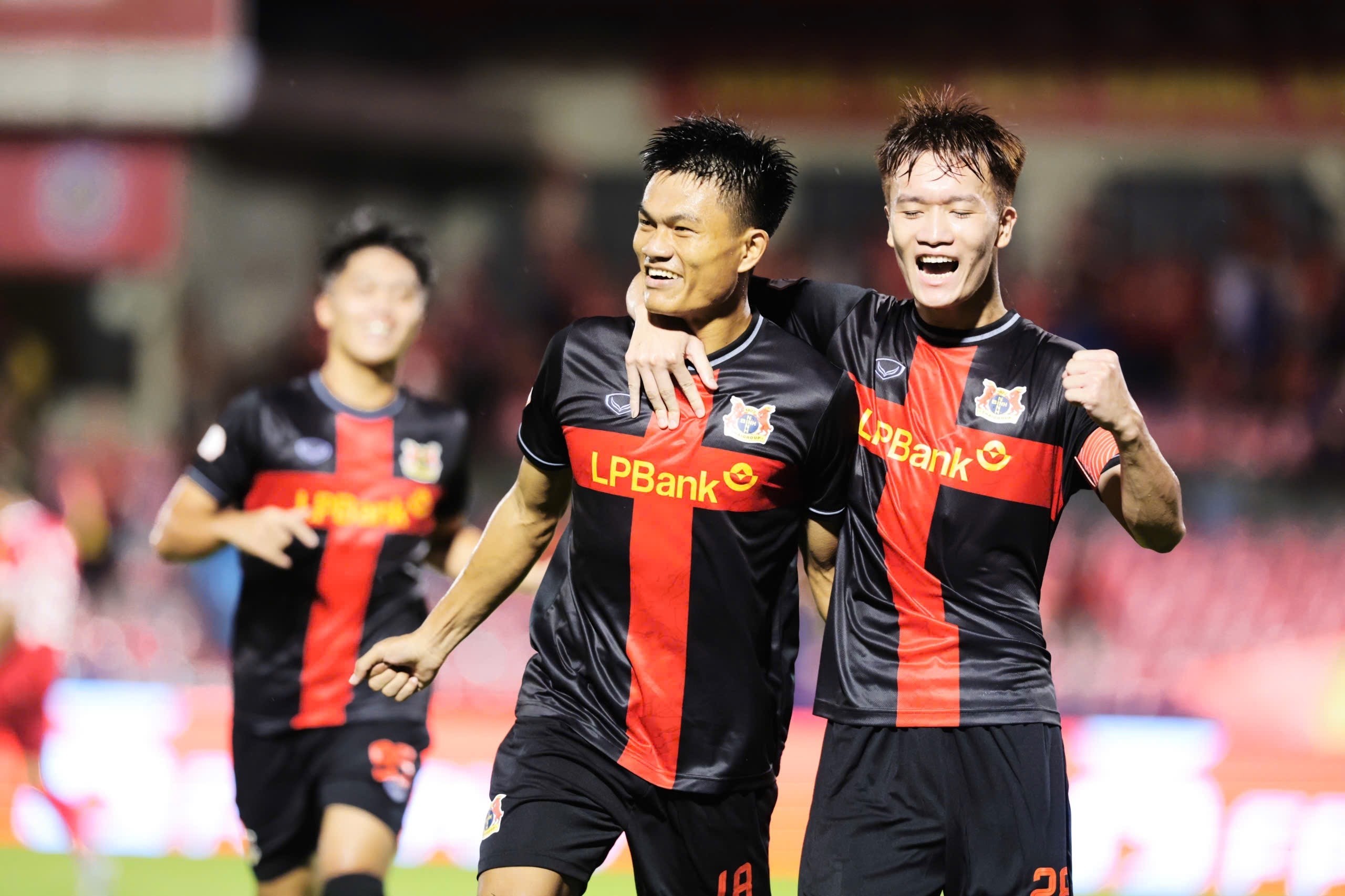Các cầu thủ Ninh Bình FC tập luyện