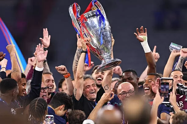 Luis Enrique nâng cúp Champions League