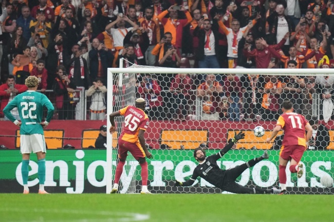 Osimhen xé lưới Liverpool