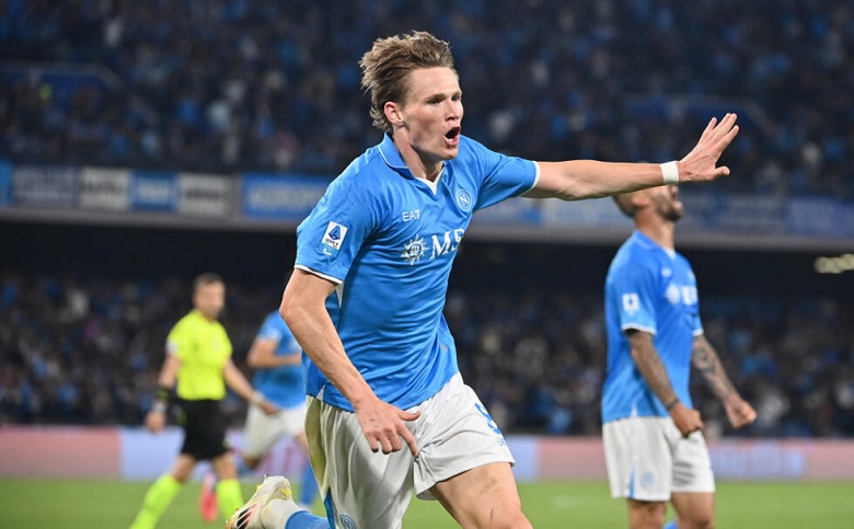 Tỏa sáng rực rỡ, cựu sao MU ẵm giải Cầu thủ xuất sắc nhất Serie A - Ảnh 1