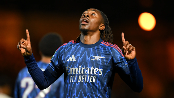 Eze góp công lớn trong chiến thắng của Arsenal. Eze ghi bàn mở tỷ số cho Arsenal trên sân Port Vale