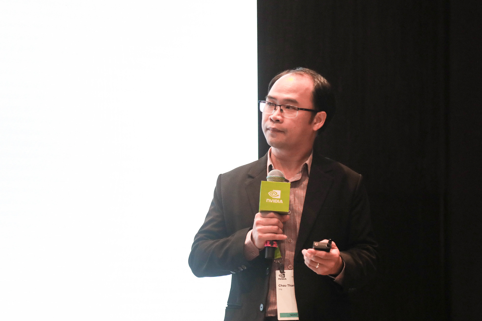 TS. Châu Thành Đức TS. Châu Thành Đức - Trưởng bộ phận R&D Zalo AI