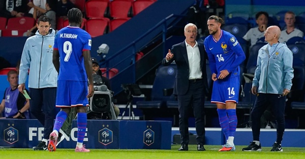 HLV Deschamps phản ứng khi Rabiot bị la ó