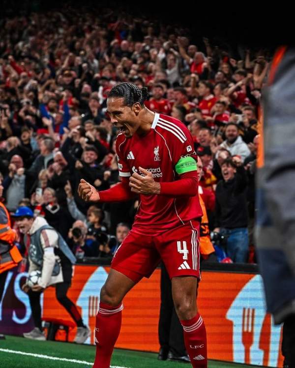 Van Dijk ăn mừng sau pha ghi bàn