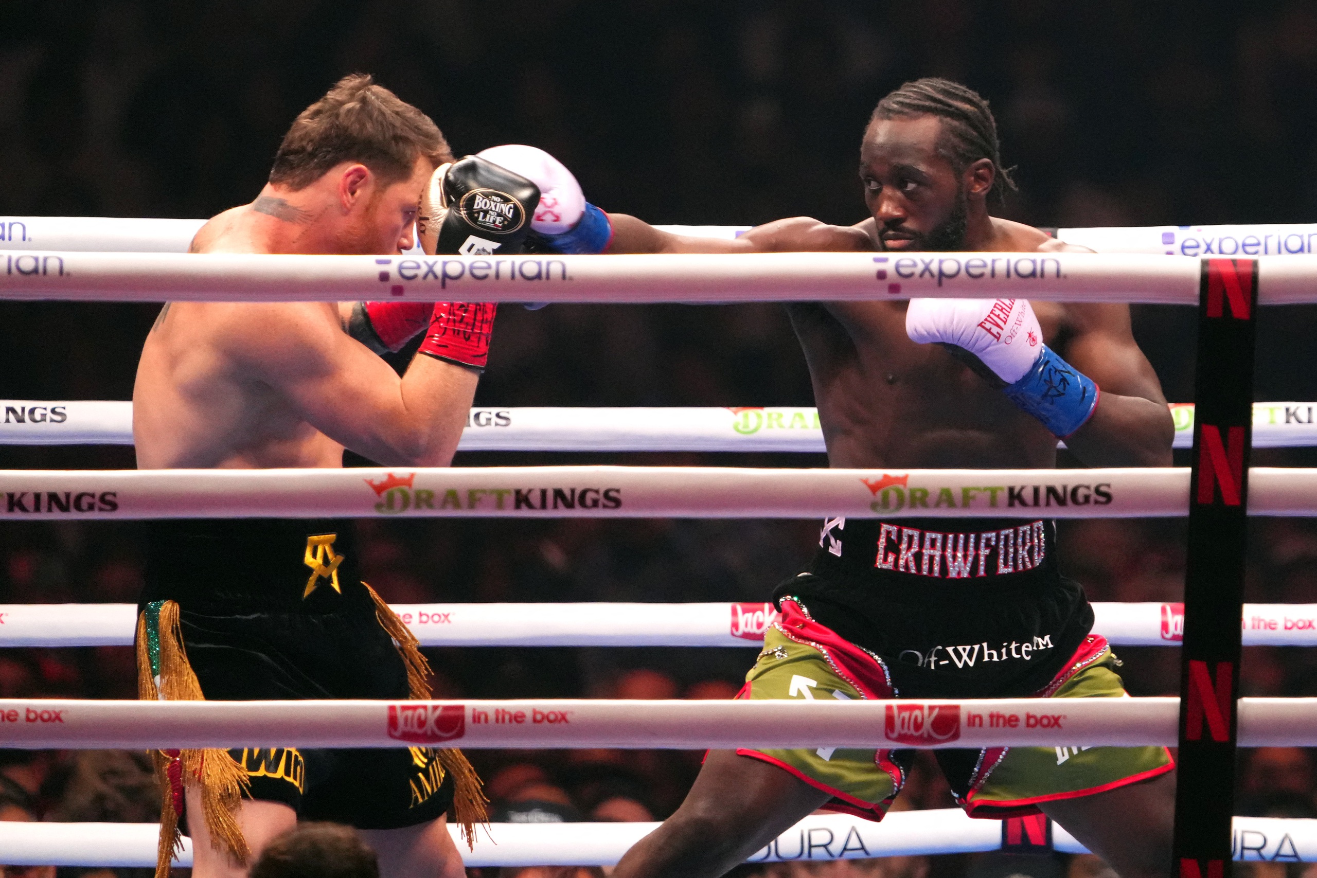 Terence Crawford và Canelo Alvarez trong trận đấu