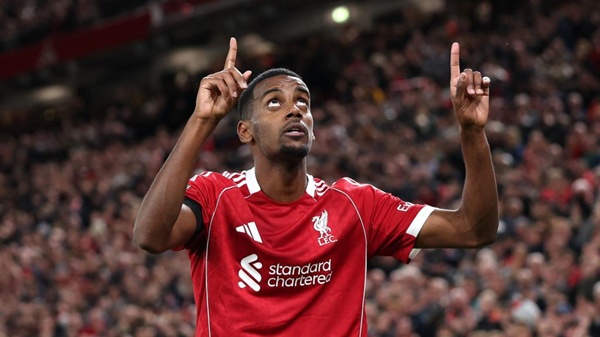 Isak ghi bàn mở tỷ số cho Liverpool