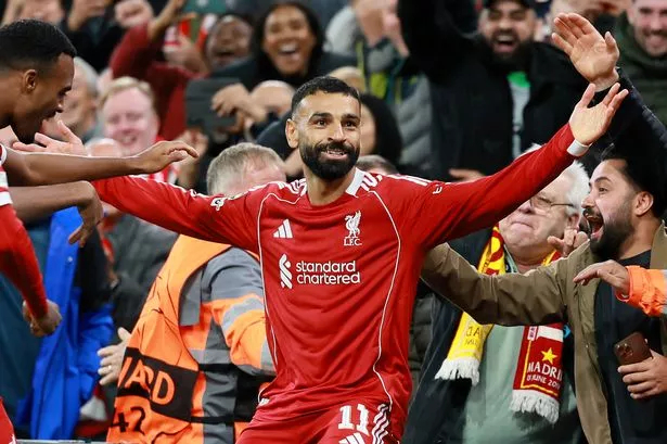 Mohamed Salah kiến tạo cho Andy Robertson ghi bàn