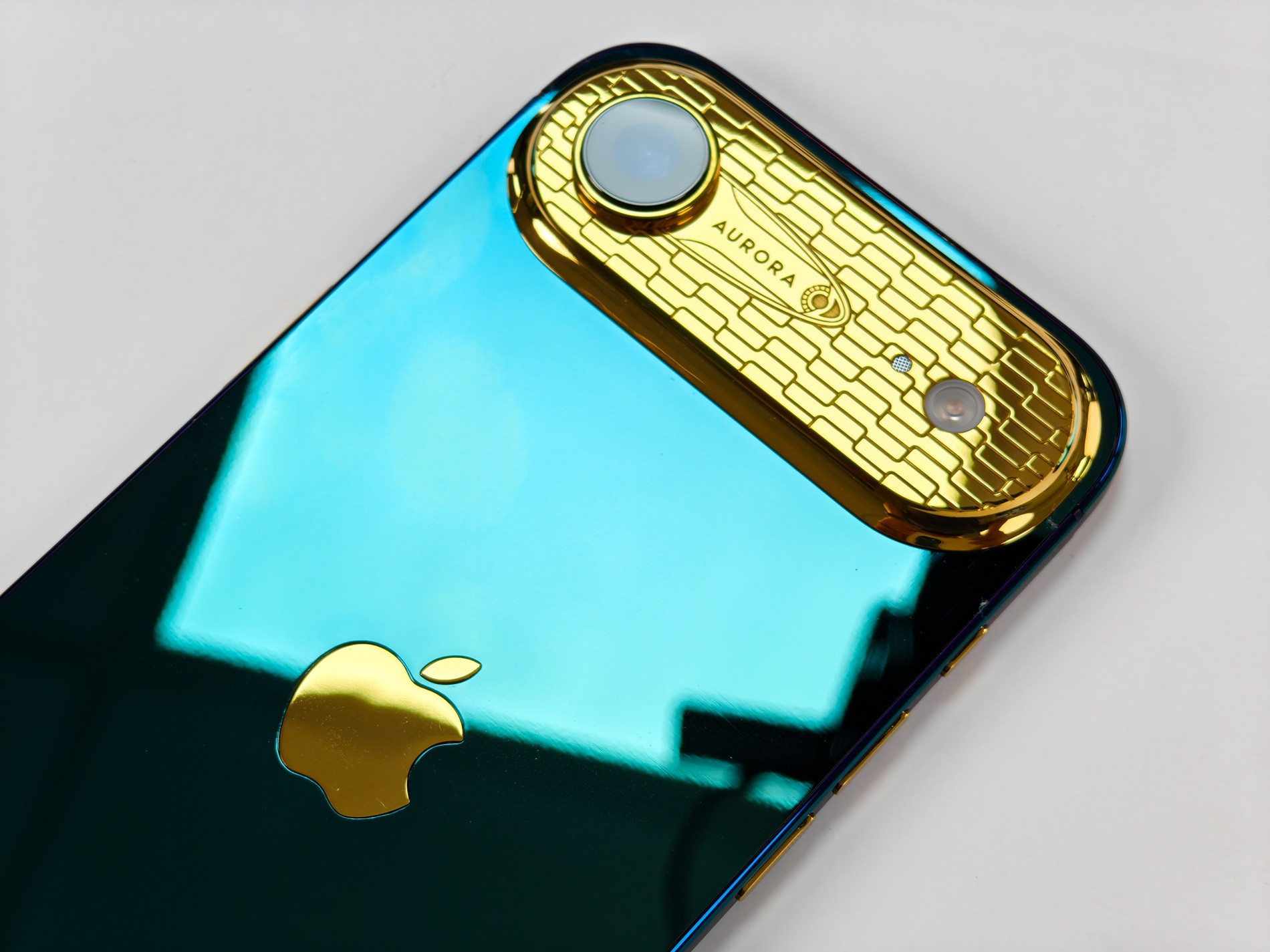 Logo và viền camera mạ vàng trên iPhone Air Aurora Emerald