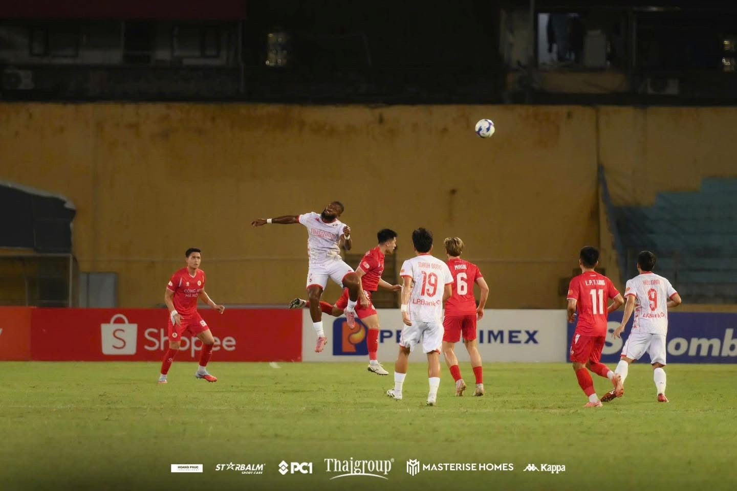 Hai đội thi đấu đầy bế tắc trong hiệp 1