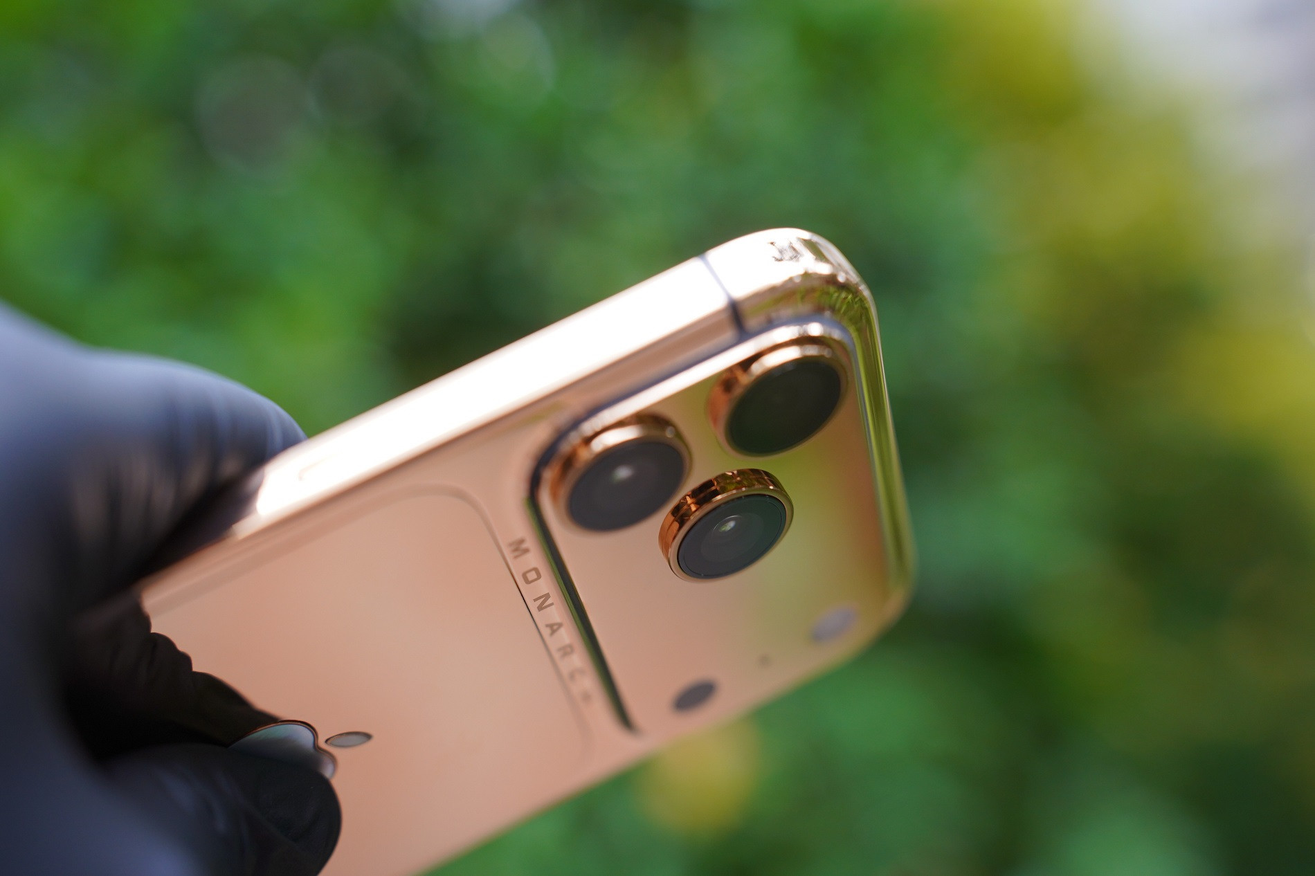 Mặt lưng thép không gỉ mạ vàng sáng bóng trên iPhone MONARCH