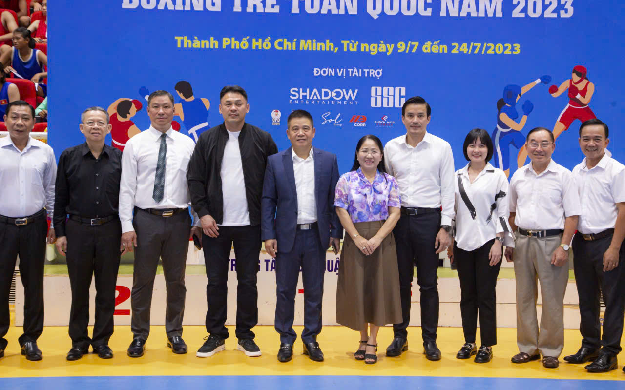 Bà Đỗ Thị Thu Trang - Phó chủ tịch và Chủ tịch Lưu Tú Bảo tại Giải Boxing trẻ toàn quốc 2023