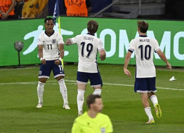 Bàn thắng của Hutchinson nâng tỷ số lên 2-0