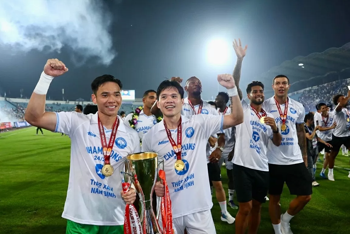 Cầu thủ CLB Nam Định nâng cup vô địch V-League 2024/25