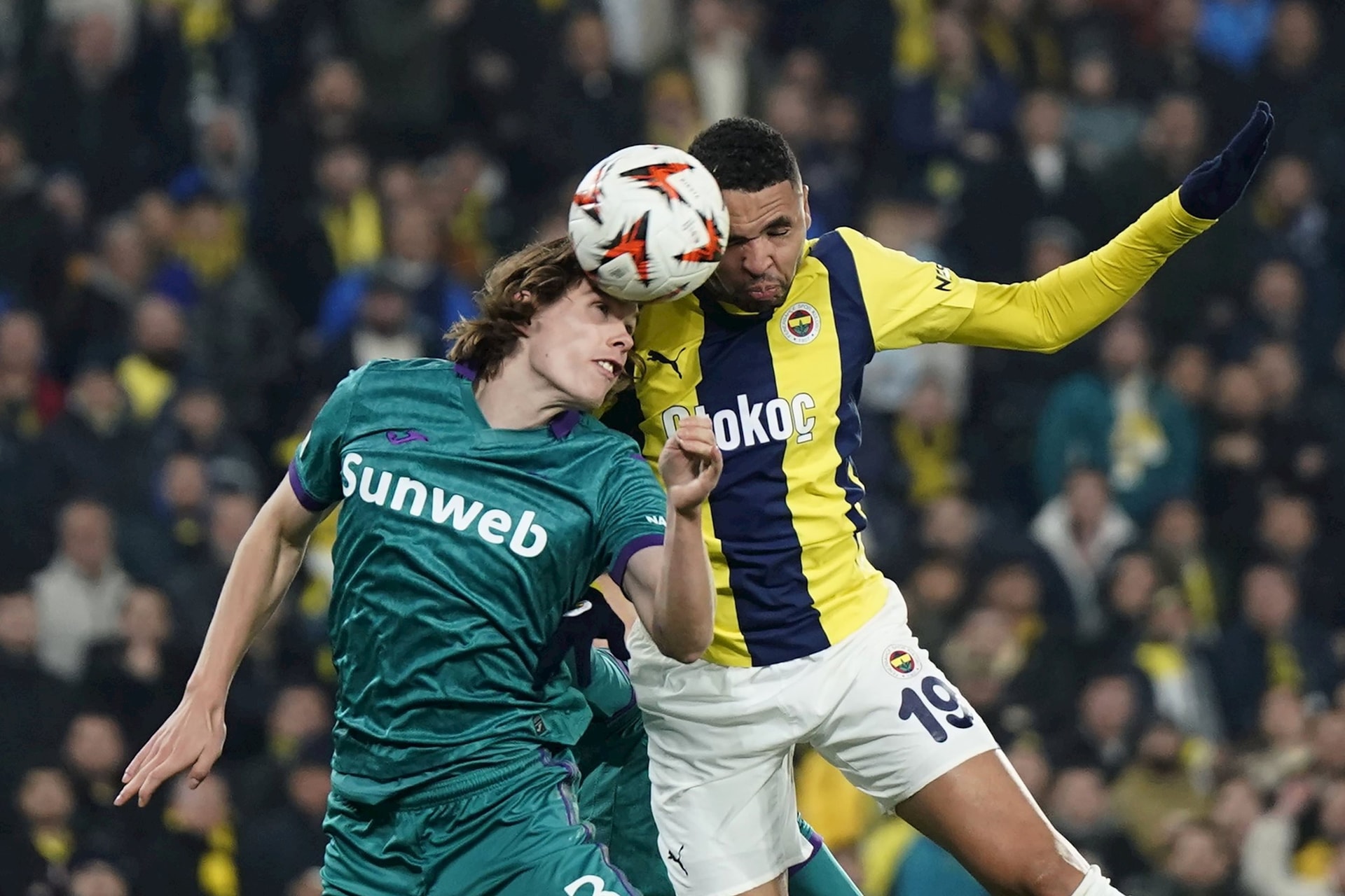 HLV Jose Mourinho đưa Fenerbahce chơi thăng hoa