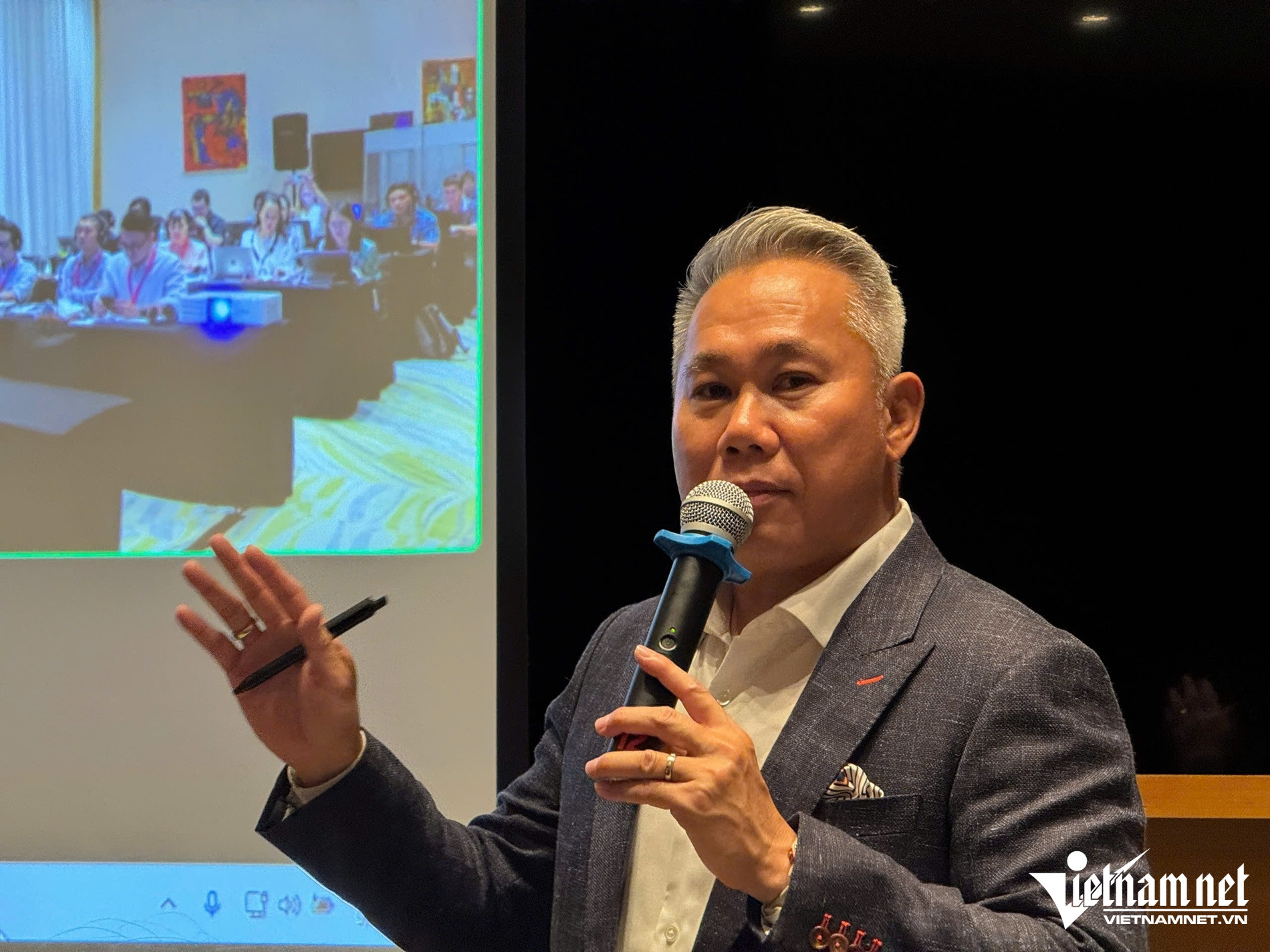 Eric Yeo trao đổi tại sự kiện AI