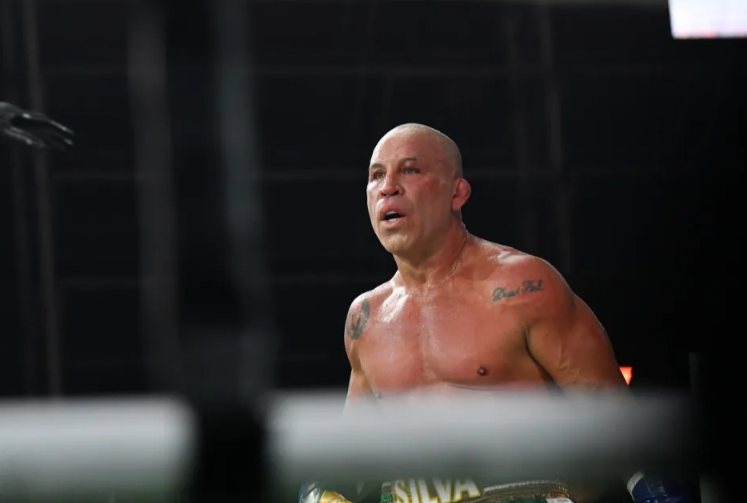 Huyền thoại UFC Wanderlei Silva có màn chào sân thảm họa