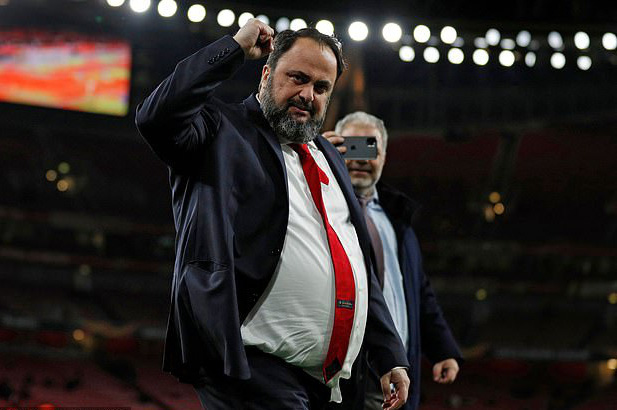 Ông bầu Evangelos Marinakis làm đủ mọi cách để bảo vệ Nottingham Forest và Olympiakos
