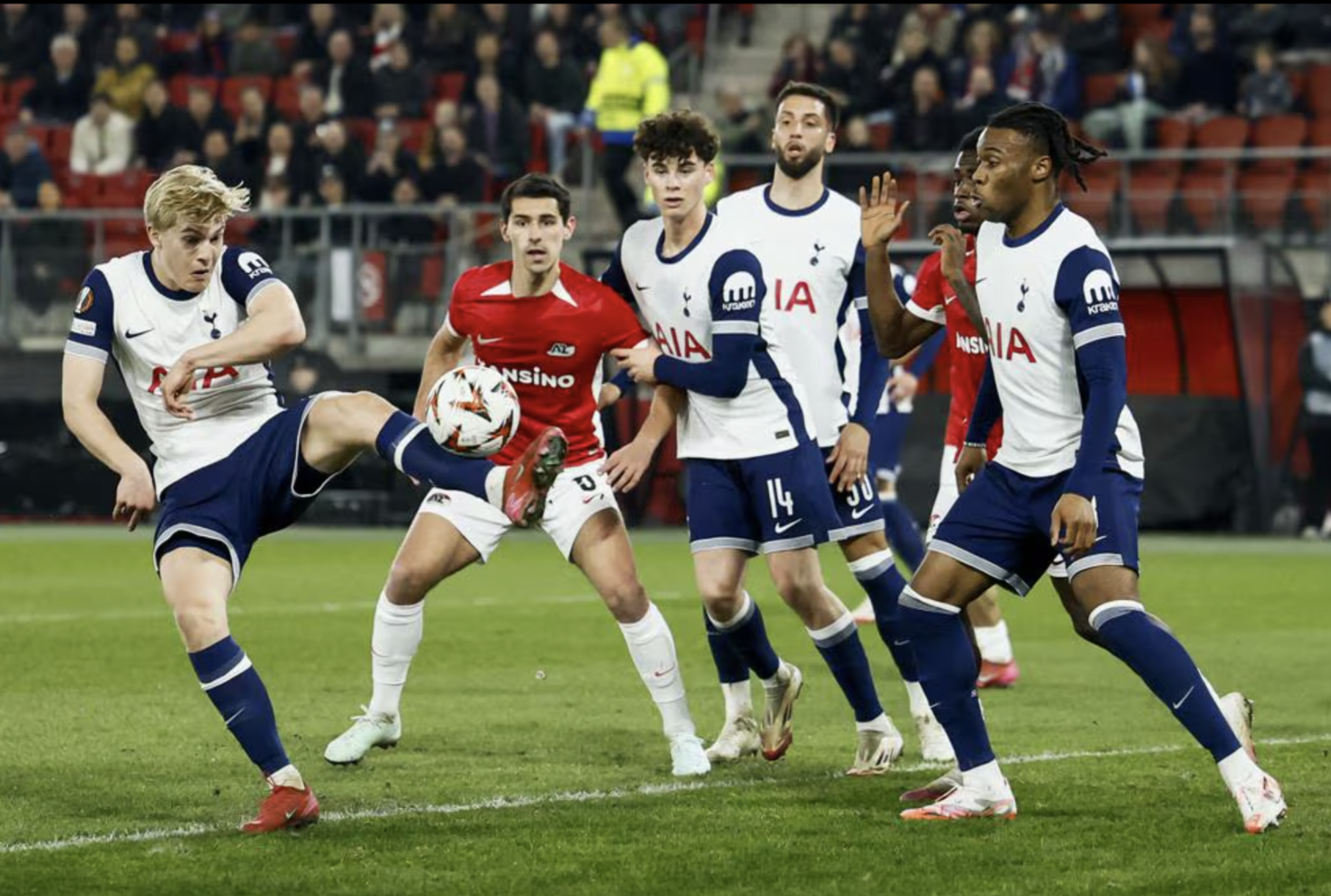 Lucas Bergvall có pha đá phản đáng tiếc khiến Tottenham nhận thất bại