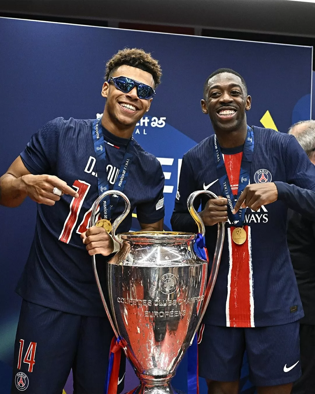Doue nâng cúp cùng Dembele