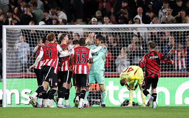 Aston Villa để thua Brentford sau loạt sút luân lưu trong ngày Emiliano Martinez vắng mặt