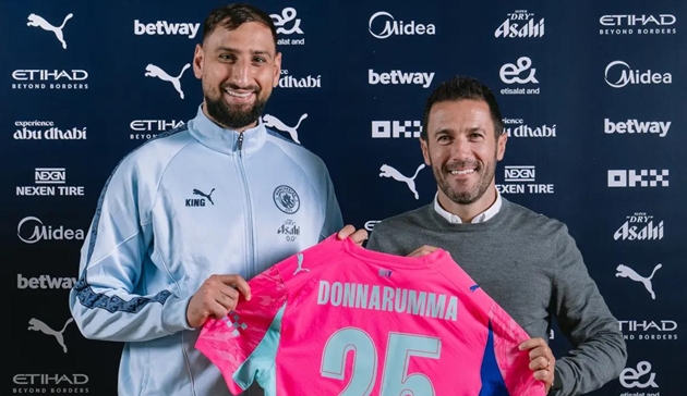 Thủ môn Donnarumma trong màu áo Man City
