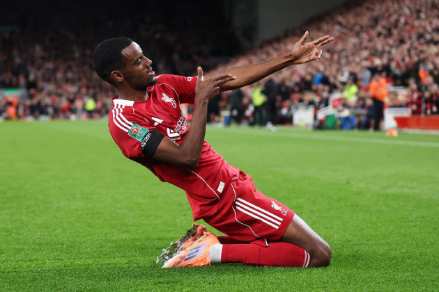 Isak chạy khởi động giữa giờ nghỉ trận Liverpool gặp Southampton