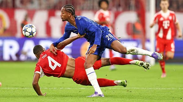 Jonathan Tah thoát thẻ đỏ sau tình huống va chạm với Joao Pedro.